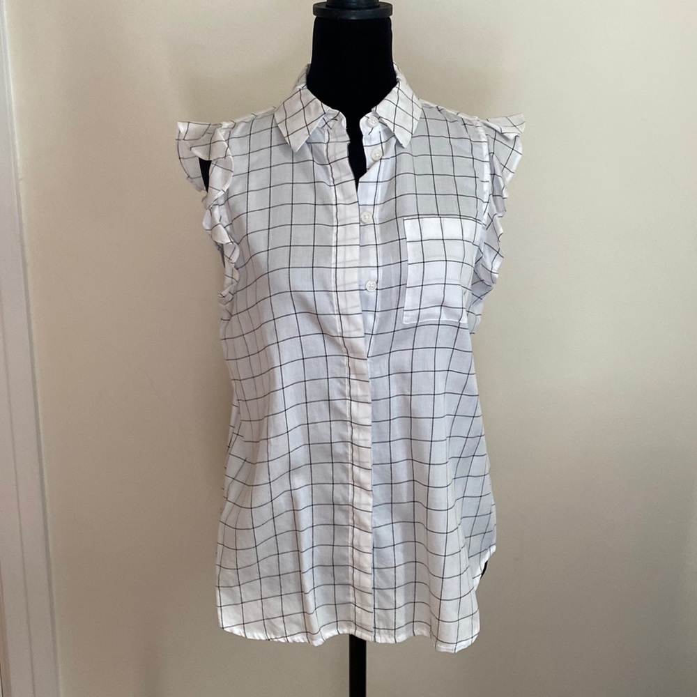 Cute, button up, sleeveless top. Has a great lines on it. Pocket and ruffles!!